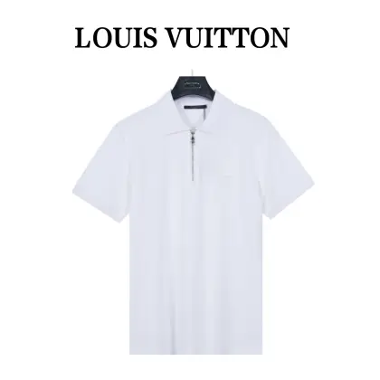 (支持放店) LouisVuitton/路易威登 半拉链胸口LVlogo压花短袖Polo衫 顶级版本,区分市面通货.男女同款全新美学灵感趣味设计,渠道性质精品.让整体造型设计更加优雅时尚,今夏最火系列,无数明星潮人追捧.裁剪工艺细节处理工整为玩味时尚增添色彩!工整细致,合身的版型构造更是独具匠心,上身不仅有着出彩的辨识度更是减龄青春.一款穿着意义还有穿搭性能都很极致的款式,绚丽的色系调配,此款的工艺必然也是极致非凡,上身的舒适度绝对足够的强大,也是奢品本质的一种彰显!柔软轻薄,触感更是极端撩人,透气性能十分之强大,尤为适合春夏季节的穿搭所需,妥妥的穿着享受,并且各处的细节以及织带的工艺都是尽善尽美,更显高级感! 颜色:黑色、白色